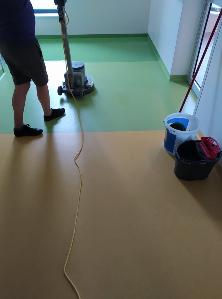 czyszczenie podłogi sali lekcyjnej