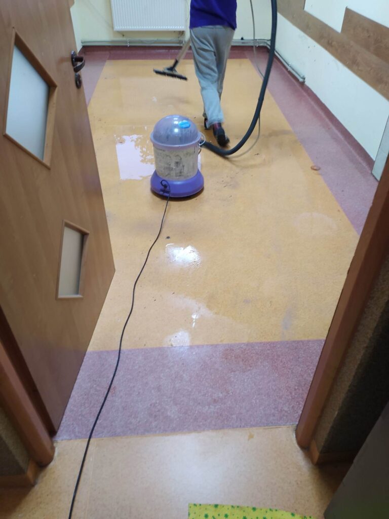 czyszczenie sali lekcyjnej