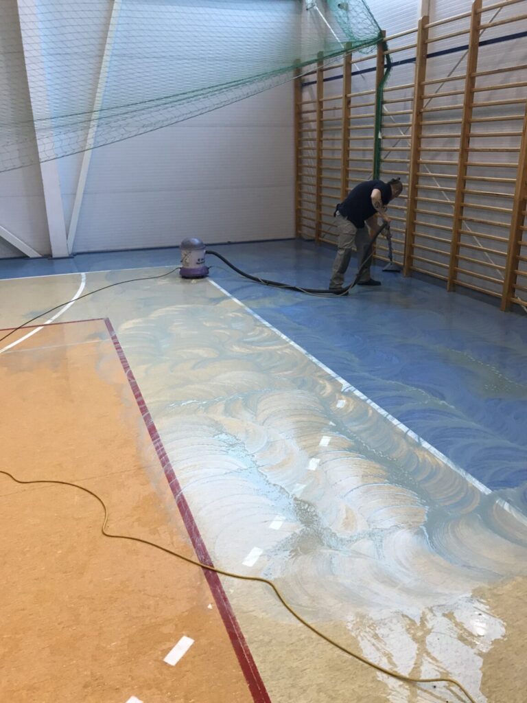 Czyszczenie posadzki - powierzchna hali sportowej