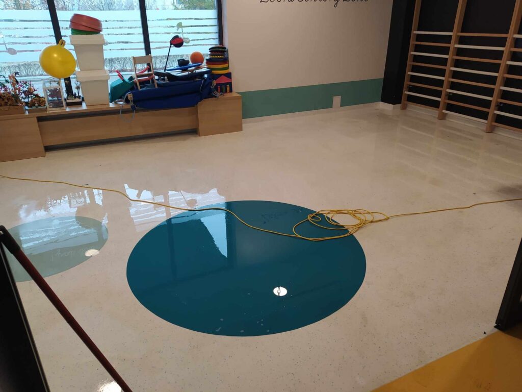 Wykładzina w przedszkolu w trakcie czyszczenia