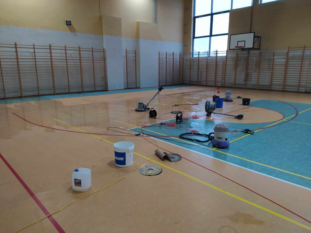 Wykładzina w sali sportowej w szkole w trakcie profesjonalnego czyszczenia