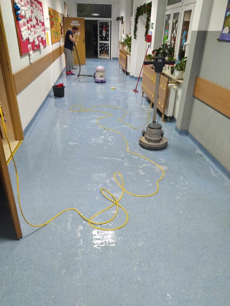 Wykładzina w szkole w trakcie czyszczenia
