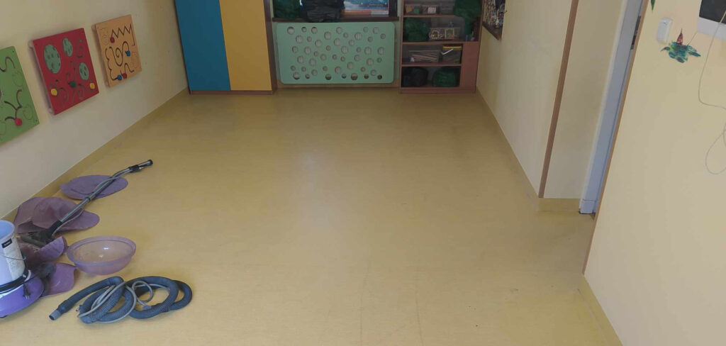 Czyszczenie linoleum w przedszkolu