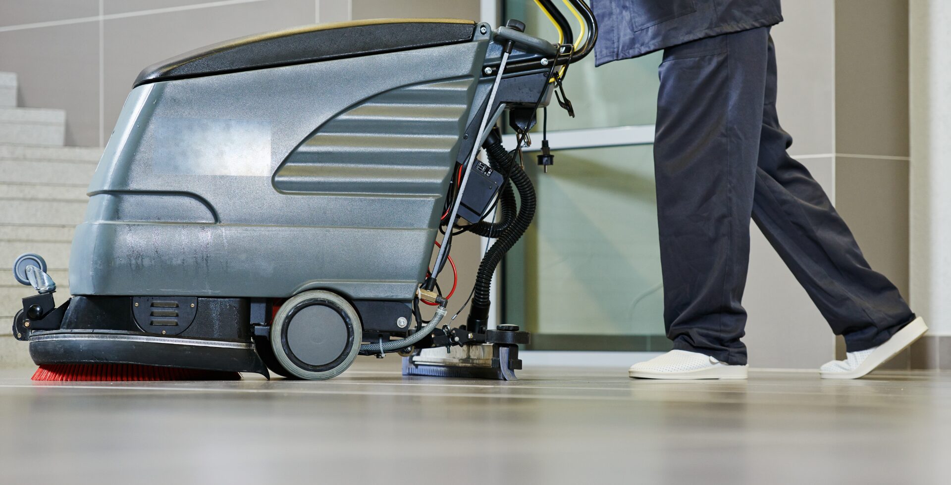 linoleum w trakcie czyszczenia